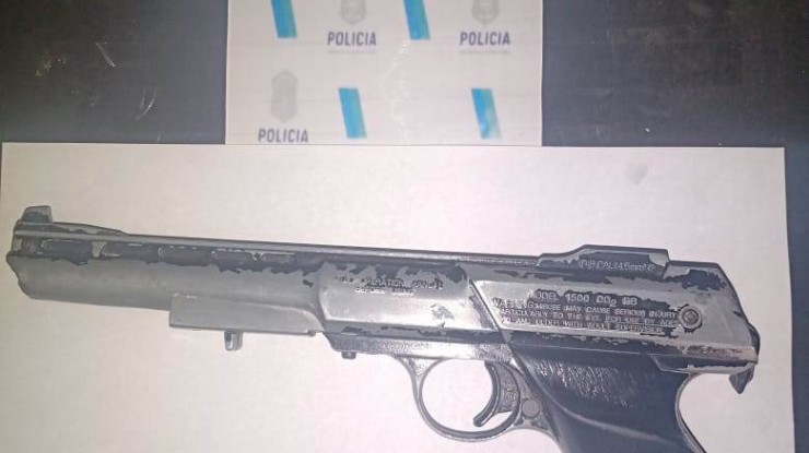 Detienen a dos menores que amenazaban con un arma